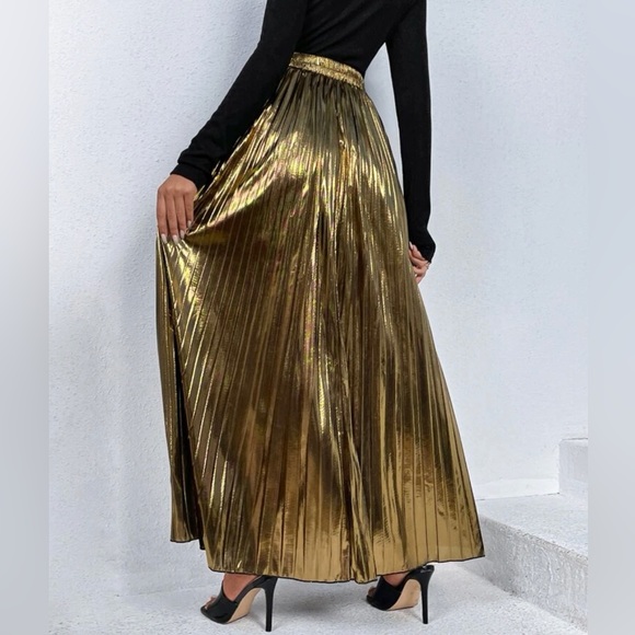 Gold Metallic Pleated Elastic Waist Maxi Skirt - Picture 3 of 3